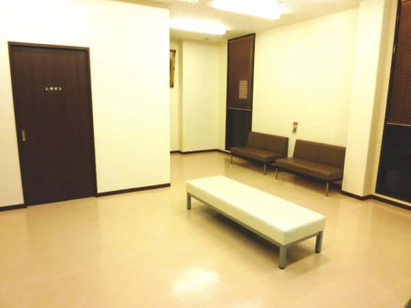 キキ動物病院待合室