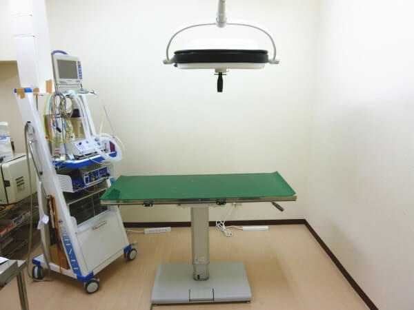 キキ動物病院手術室